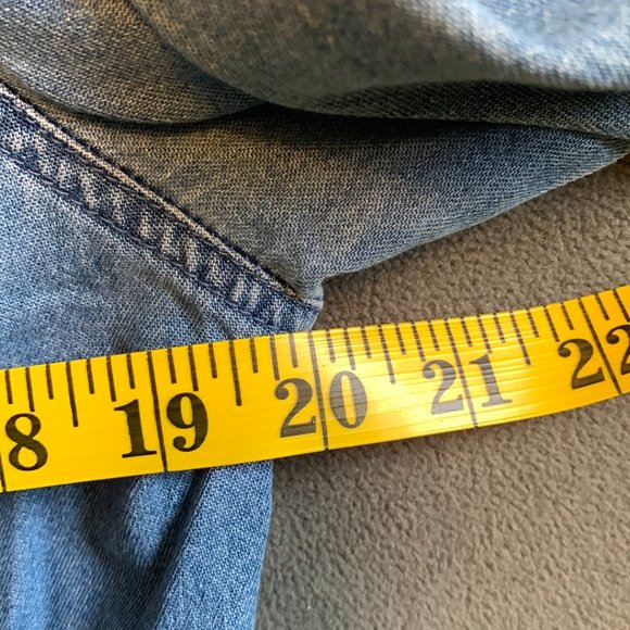 Jones Jeans Wormens Light Wash Blue Denim Button Up Shirt Size 8 - Picture 6 of 6